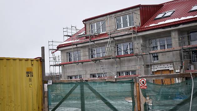 Rekonstrukce bytového domu v Řevničově.
