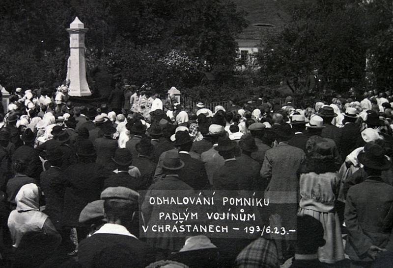 Odhalení pomníku padlých v roce 1923.