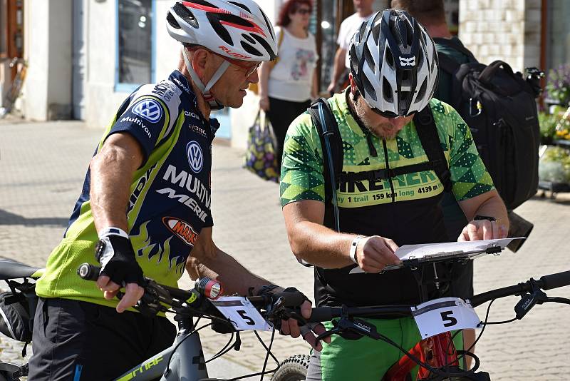 Ze dvanáctého ročníku Rakovnického cyklování, který odstartoval orientačním závodem.