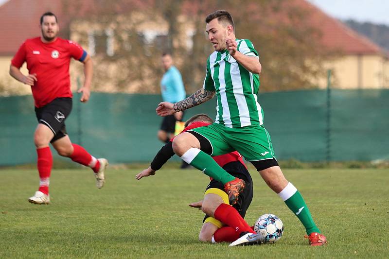 Řevničov (v červeném) zabojoval, ale v derby nakonec slavily hostující Hředle.