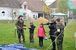 Nejen střelbu z airsoftových zbraní, ale i věrohodné maskování či běh v plynové masce si mohli o sobotní akční odpoledne užít ve Společenství Dobromysl děti i dospělí.