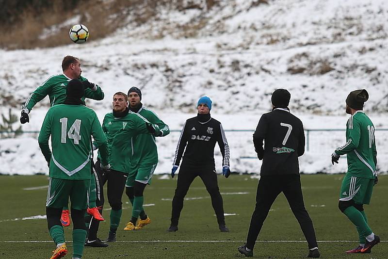 Divizní fotbalisté Tatranu Rakovník (v zeleném) vyhráli v přípravném utkání nad celkem Dobříše jasně 5:2.