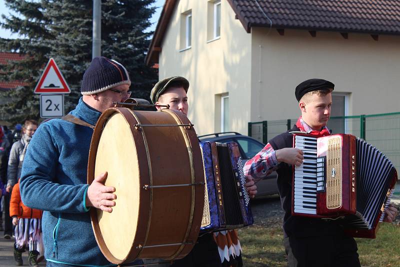 Lužnou prošly nejrůznější masky. Do rytmu jim cestou hrála hudební kapela v podání místních občanů.