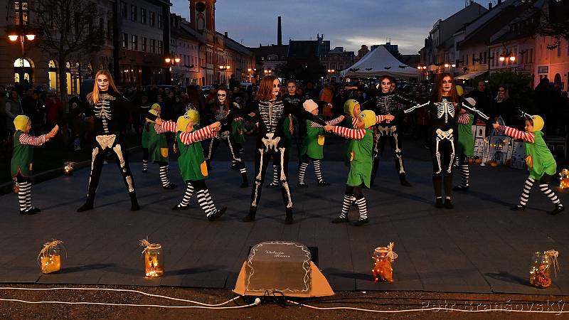 Rakovnická knihovna s Lentilkami DDM uspořádaly na náměstí Halloween.