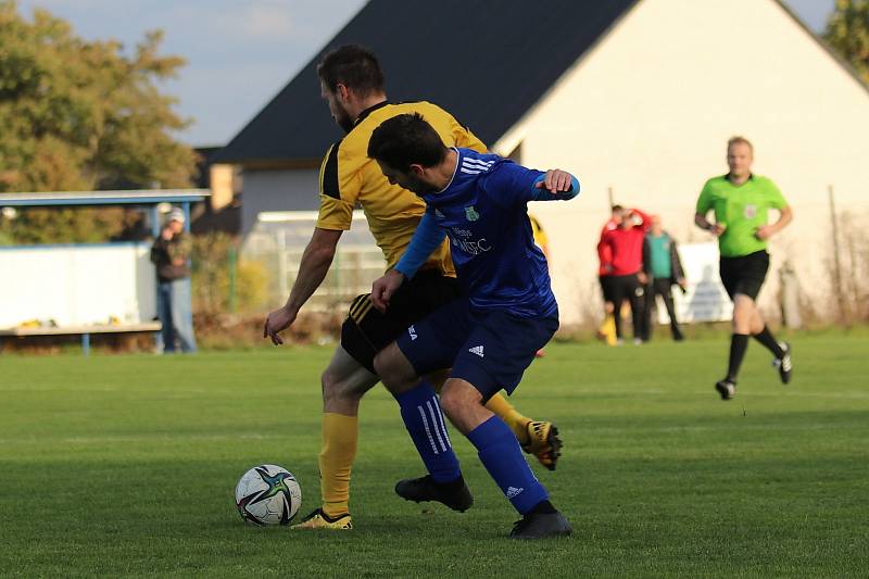 I. B třída: Mšec (v modrém) se zlepšuje a doma porazila v derby Zavidov.