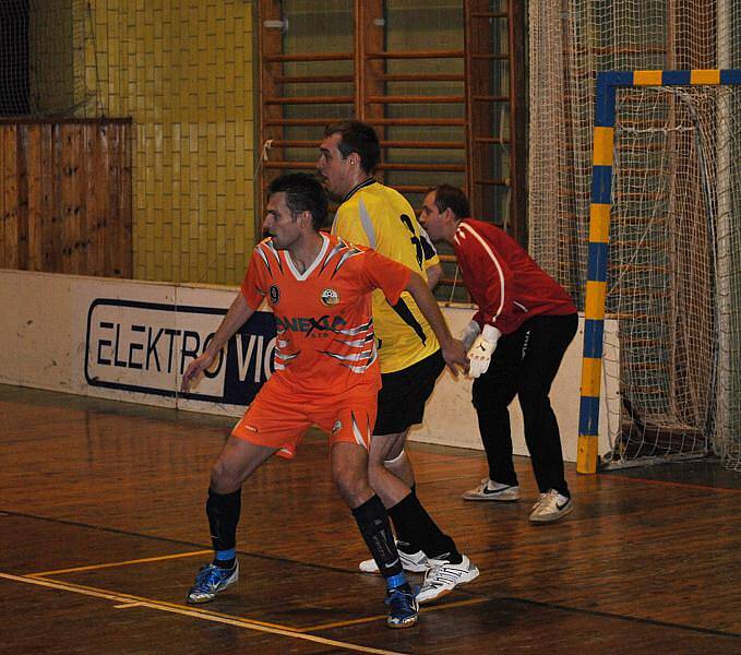 Futsalová soutěž na Rakovnicku. Oranžoví (Kings), žlutí (Třtice), modří (Slabce), červení (Branov).