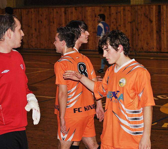 Futsalová soutěž na Rakovnicku. Oranžoví (Kings), žlutí (Třtice), modří (Slabce), červení (Branov).