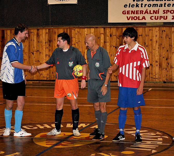 Futsalová soutěž na Rakovnicku. Oranžoví (Kings), žlutí (Třtice), modří (Slabce), červení (Branov).