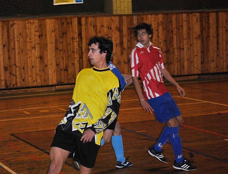 Futsalová soutěž na Rakovnicku. Oranžoví (Kings), žlutí (Třtice), modří (Slabce), červení (Branov).