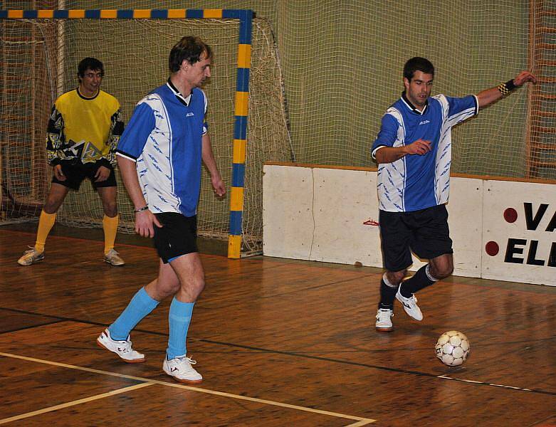 Futsalová soutěž na Rakovnicku. Oranžoví (Kings), žlutí (Třtice), modří (Slabce), červení (Branov).