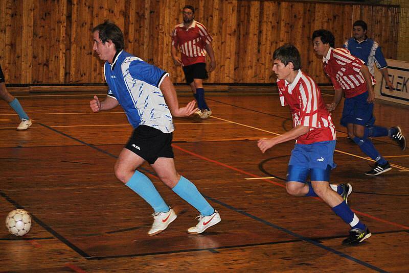 Futsalová soutěž na Rakovnicku. Oranžoví (Kings), žlutí (Třtice), modří (Slabce), červení (Branov).