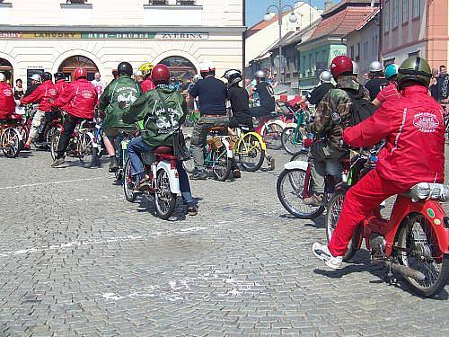 Druhé setkání majitelů mopedů Stadion v Rakovníku a na Křivoklátě