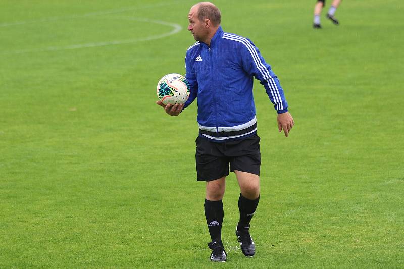 Rakovník (ve žlutém) podlehl doma Benešovu v dalším kole ČFL vysoko 0:3.