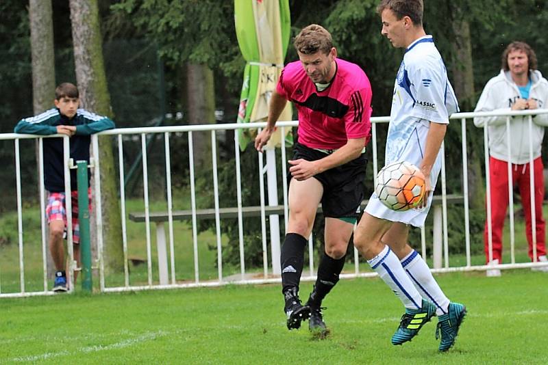 Tatran Rakovník (v růžovém) - SK Kladno 0:1