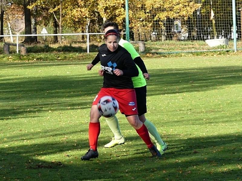 Ženy Pavlíkova (v tmavém) porazily doma Saharu Vědomice 2:1.