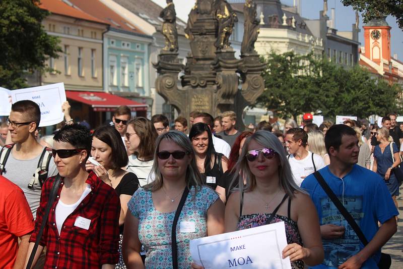 Studenti v Rakovníku protestují proti propouštění učitelů.