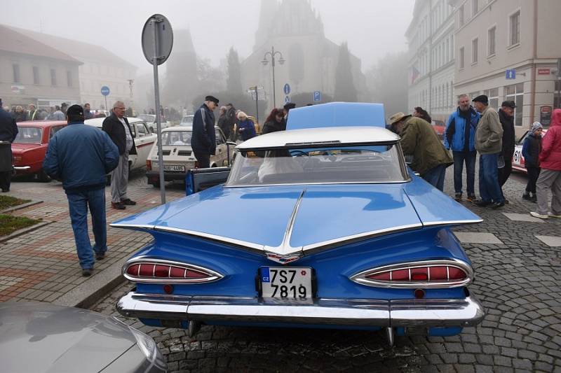 Čtvrteční sraz autoveteránů na Husově náměstí v Rakovníku.