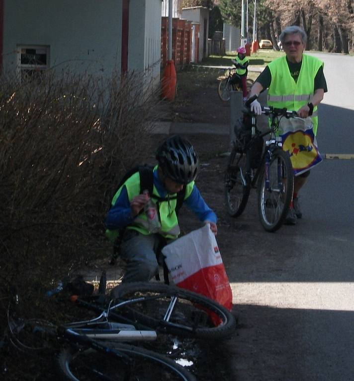 Členové cyklistického kroužku DDM Rakovník uklízeli ke Dni Země cyklostezku do Pustovět