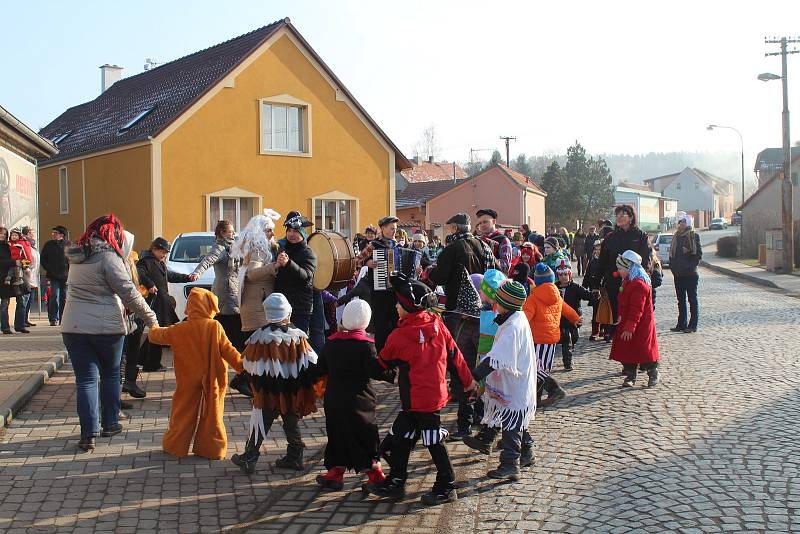 Lužnou prošly nejrůznější masky. Do rytmu jim cestou hrála hudební kapela v podání místních občanů.