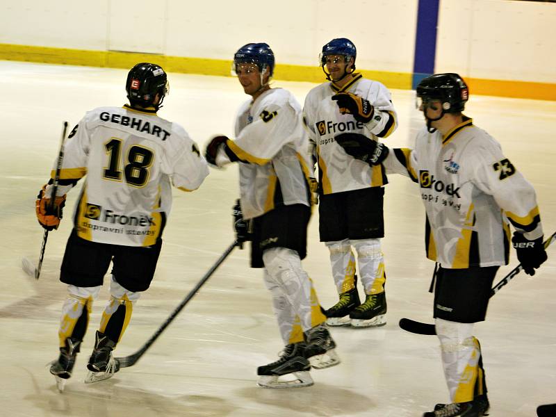 Rakovničtí hokejisté zvládli poslední duel základní části krajské ligy, když porazili Příbram 5:2 a postoupili do play off