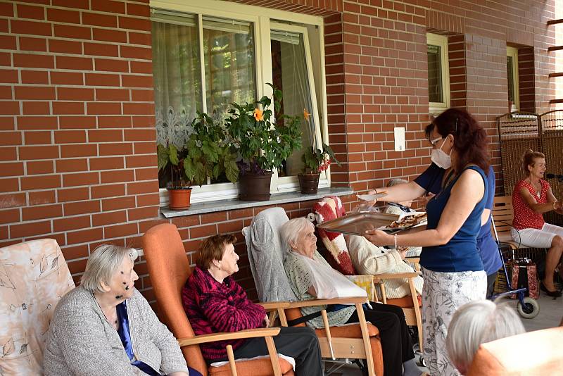 Hudební odpoledne s roztockou hudebnicí Dášou Pavlíčkovou v rakovnickém domově seniorů.