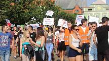 Studenti v Rakovníku protestují proti propouštění učitelů.