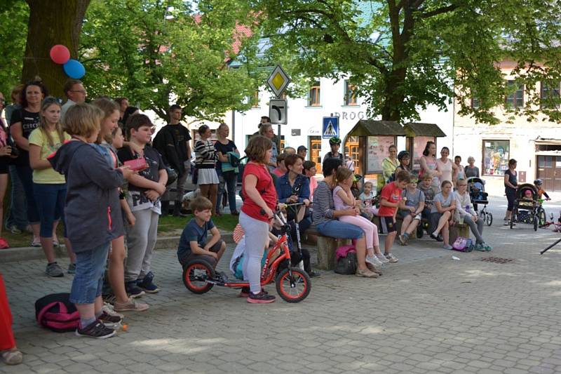 Ve čtvrtek 10. května se u novostrašeckého gymnázia konala studentská oslava Majáles.