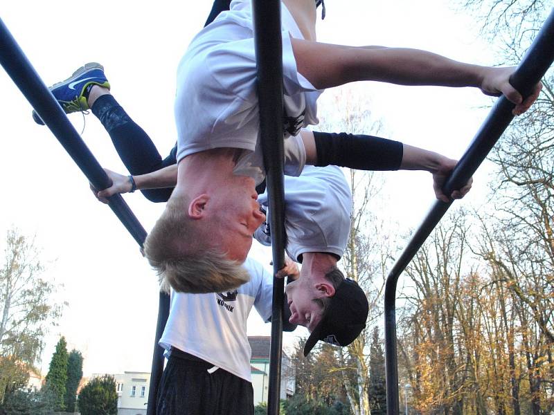 Street Workout Rakovník - takhle cvičí kluci několikrát týdně...