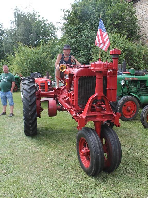 Americký traktor Farmall