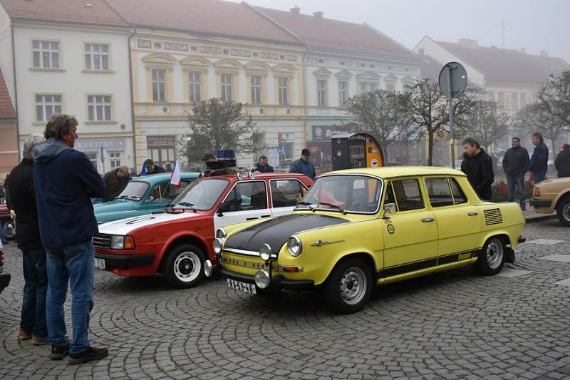 Čtvrteční sraz autoveteránů na Husově náměstí v Rakovníku.