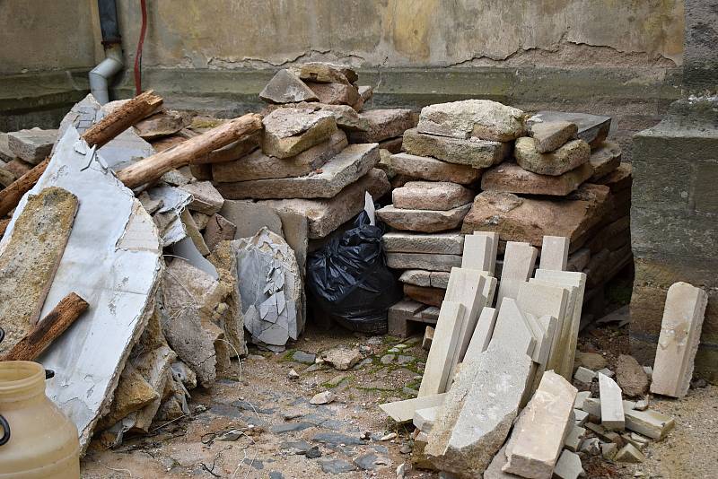 Obměna pískovcové dlažby v rakovnickém kostele sv. Bartoloměje.