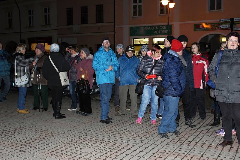 Světly svíček se letos při Adventním svícení Rakovník rozsvítil už popáté v řadě.