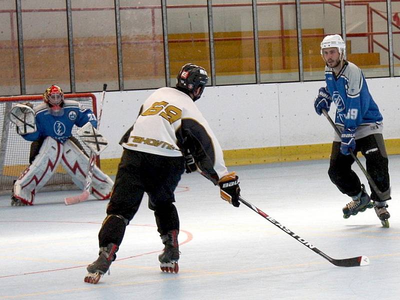 Inline hokejisté (v bílém) doma jednou vyhráli a jednou prohráli na nájezdy. 