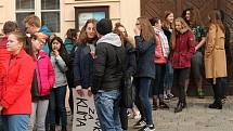 Rakovničtí studenti vyšli do ulic a připojili se ke stávce za klima. Během protestu zamířili také na radnici, kde předali místostarostovi města Jan Šváchovi otevřený dopis.