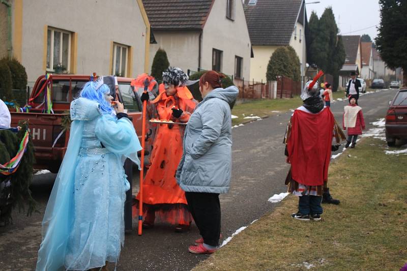 Krušovicemi prošel v sobotu 17. února masopustní průvod, který pořádali jako každý rok dobrovolní hasiči.