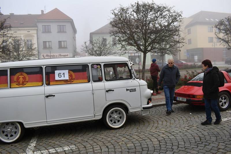 Čtvrteční sraz autoveteránů na Husově náměstí v Rakovníku.