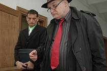 POKUS O VRAŽDU, z něhož je obžalován, Martin Remsa (vlevo, na snímku s advokátem Milanem Hulíkem) rozhodně odmítá. 