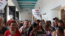 Studenti v Rakovníku protestovali proti propouštění učitelů.