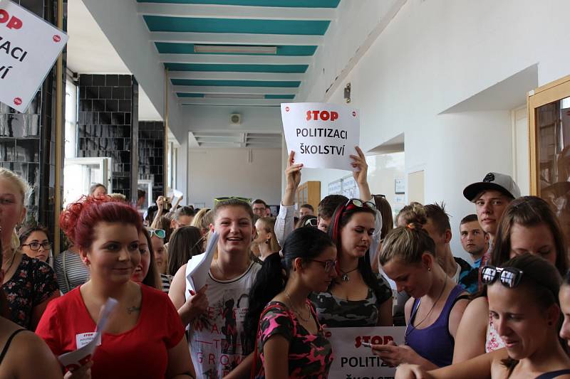 Studenti v Rakovníku protestovali proti propouštění učitelů.