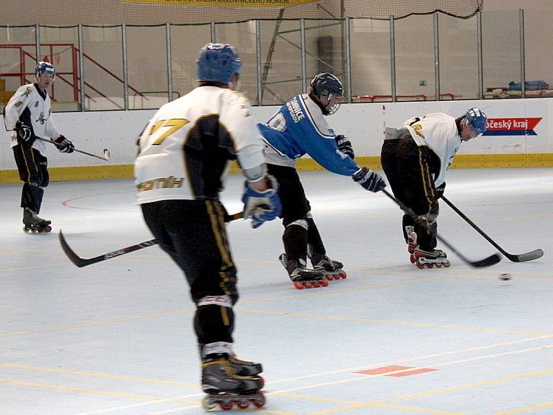 Inline hokejisté (v bílém) doma jednou vyhráli a jednou prohráli na nájezdy. 