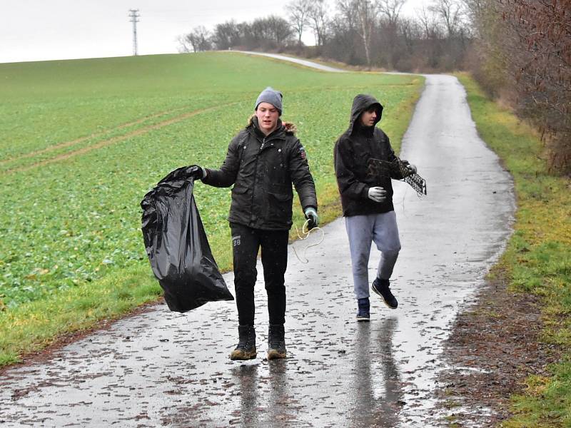 Jarní úklid okolí cyklostezky mezi Pavlíkovem a Rakovníkem.