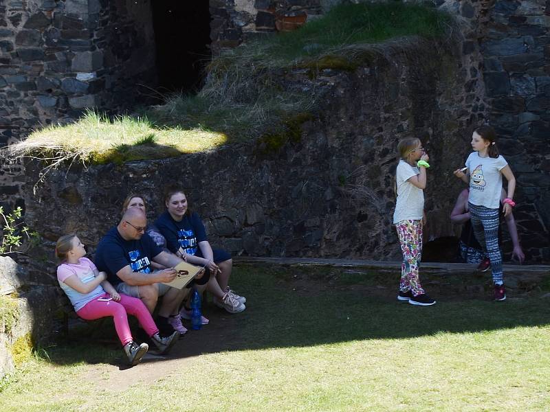 Krásné počasí přilákalo na Krakovec stovky turistů.