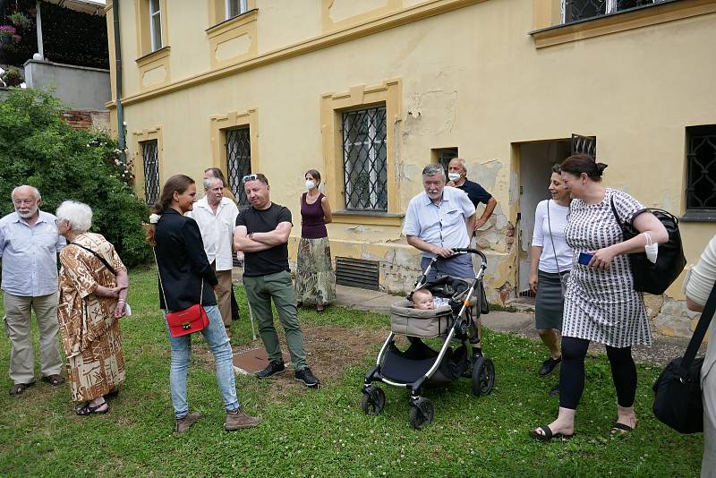 Slavnostní zahájení výstavy Keramika autora Miroslava Olivy ve výstavních síních Rabasovy galerie.