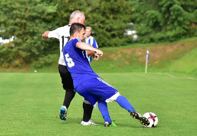 Fotbalisté Zavidova zdolali Černolice 2:1 a udrželi šanci na záchranu I. A třídy.