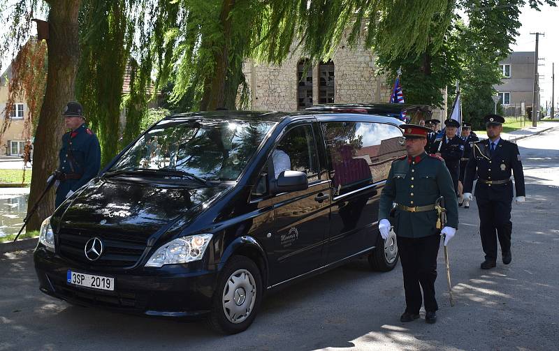 Znovuuložení ostatků strážmistra četnictva Františka Ometáka na mutějovickém hřbitově.