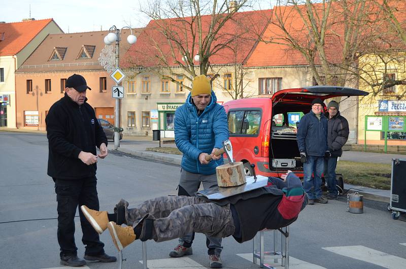 V Novém Strašecí soutěžili v hodu vánočním stromkem.