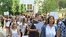 Rakovničtí studenti ve středu veřejně protestovali proti personálním změnám na místní obchodní akademii. 