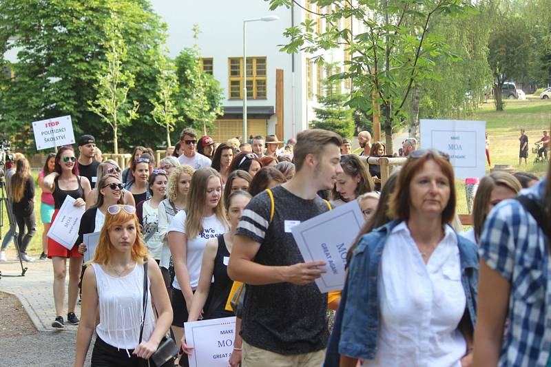 Rakovničtí studenti ve středu veřejně protestovali proti personálním změnám na místní obchodní akademii. 