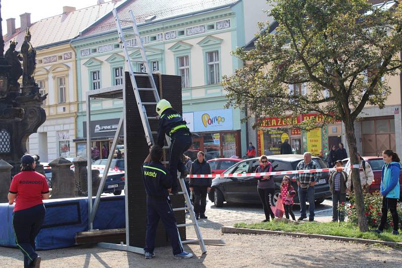 Na rakovnickém náměstí se v sobotu soutěžilo O pohár starosty Krajského sdružení hasičů.