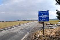 Silnice II/227 spojující Rakovník s Žatcem. Ve Středočeském kraji je v katastrofálním stavu, v Ústeckém kraji kompletně zrekonstruovaná.